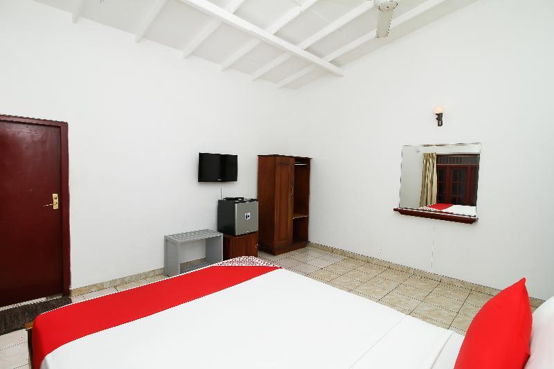 Katunayaka Oyo 347 Hotel Empryean מראה חיצוני תמונה